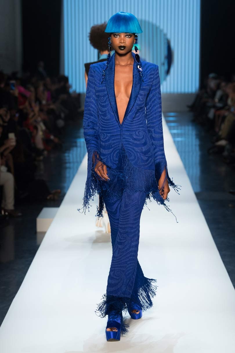 Gaultier rinde homenaje a Pierre Cardin, decano de los diseñadores Gaultier rinde homenaje a Pierre Cardin, decano de los diseñadores