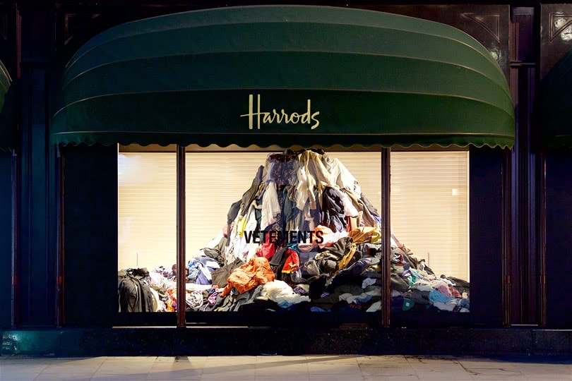 En imágenes: Vetements x Harrods En imágenes: Vetements x Harrods