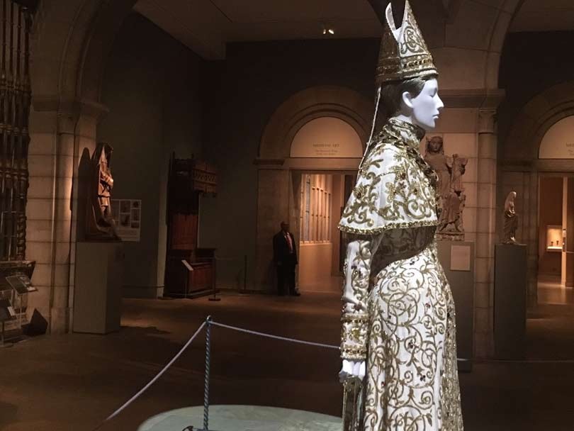 El catolicismo imaginado por los modistas se exhibe en Nueva York El catolicismo imaginado por los modistas se exhibe en Nueva York