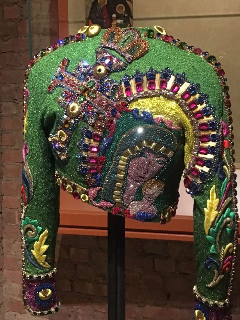 El catolicismo imaginado por los modistas se exhibe en Nueva York El catolicismo imaginado por los modistas se exhibe en Nueva York