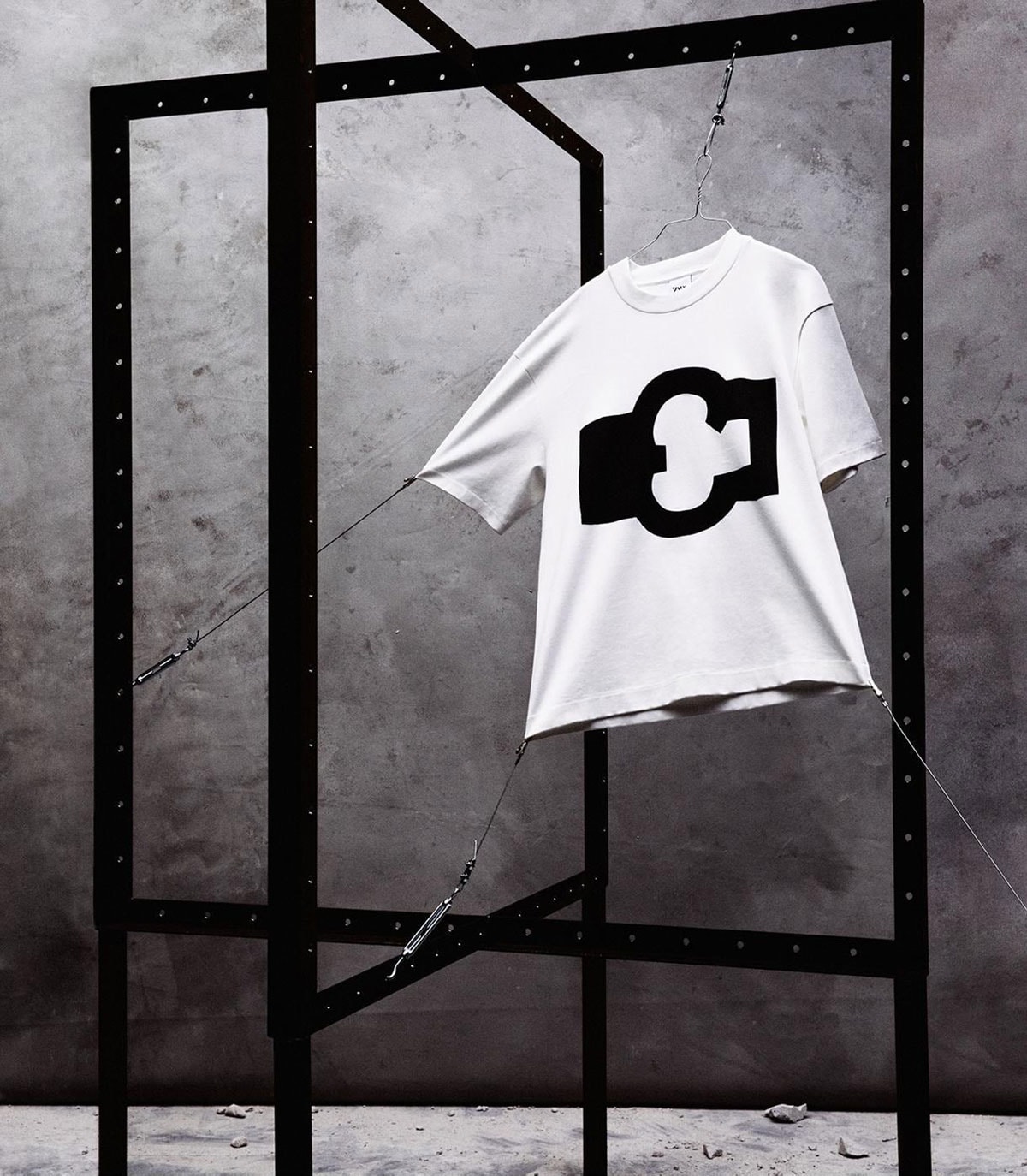 Zara homenajea a Chillida con una colección cápsula Zara homenajea a Chillida con una colección cápsula