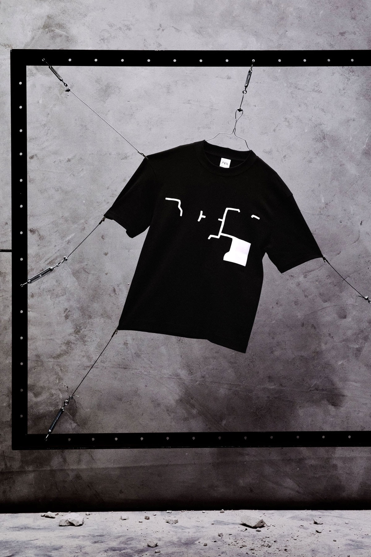 Zara homenajea a Chillida con una colección cápsula Zara homenajea a Chillida con una colección cápsula
