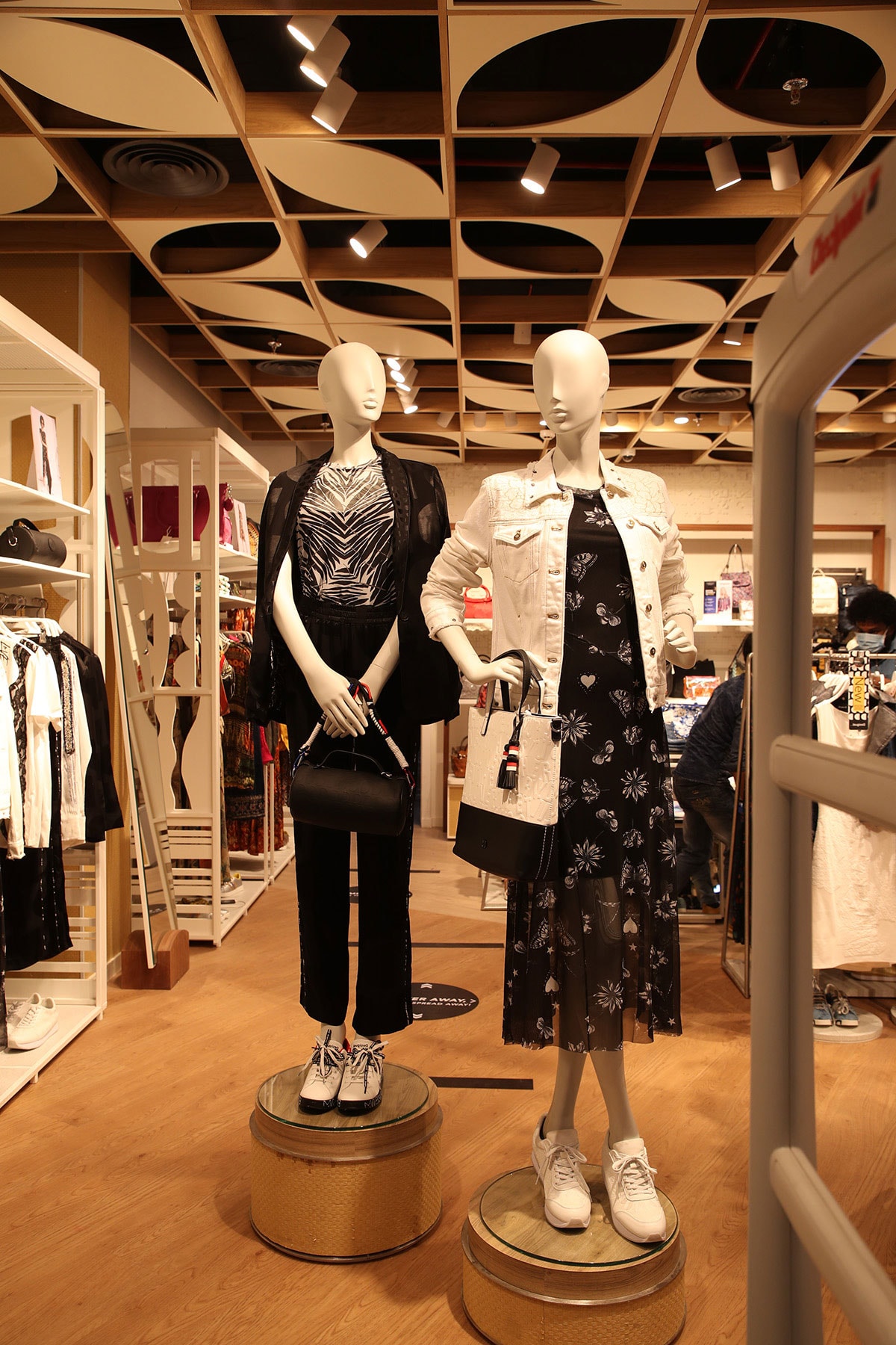 Desigual desembarca en la India con dos tiendas en Nueva Delhi Desigual desembarca en la India con dos tiendas en Nueva Delhi